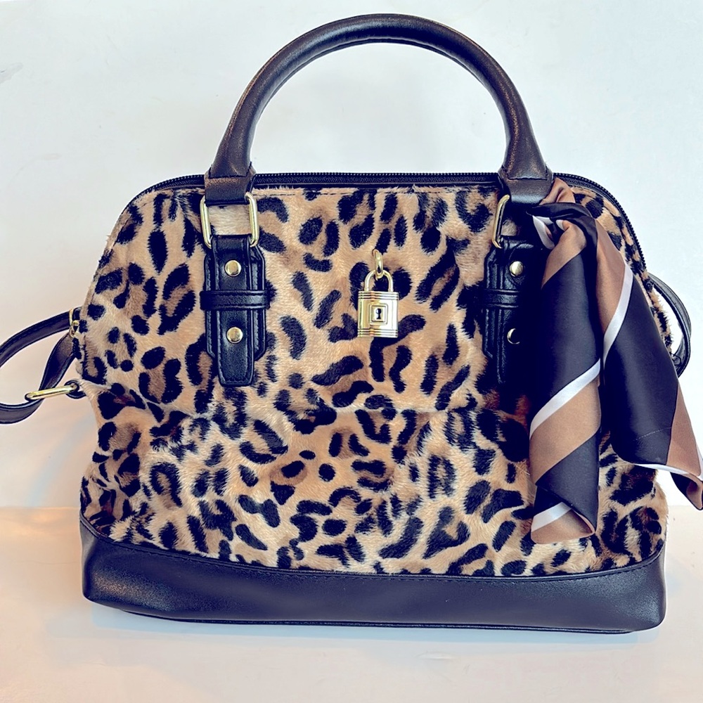 Cheetah print and faux leather handbag with shoulder bag option.